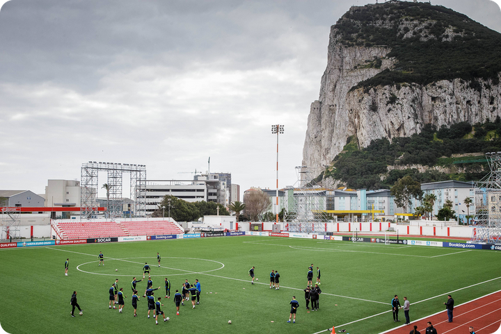 6 самых странных футбольных стадионов в мире: от «крокодильей арены» в Турции до плавучего поля в Сингапуре